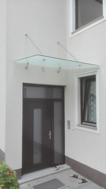 Glasvordach über Haustür nach einer Glas Reparatur in Linz