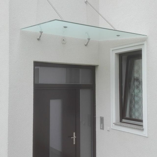 Glasvordach über Haustür nach einer Glas Reparatur in Linz